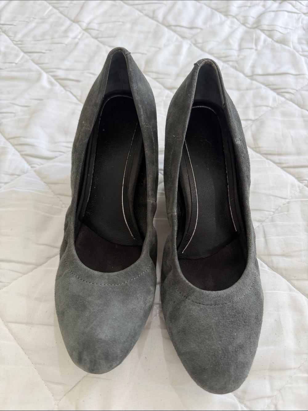 Vionic Gray Suede Round-Toe Pump